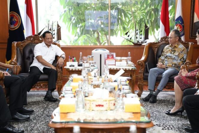 
					Menteri Dalam Negeri (Mendagri) Muhammad Tito Karnavian saat menerima  Ketua Dewan Komisioner OJK Mahendra Siregar . (Foto : Puspen Kemendagri)