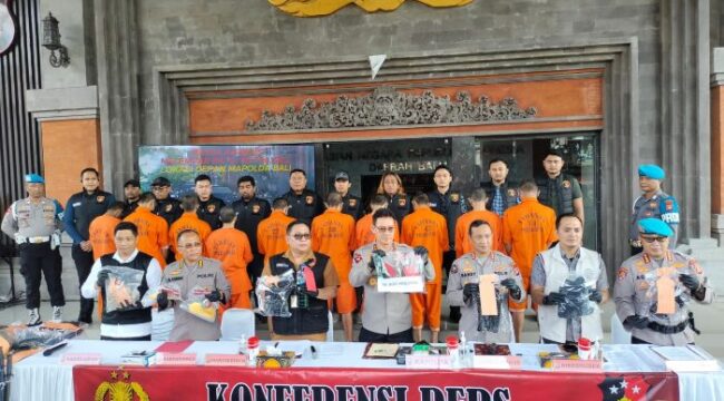 Kapolda Bali Irjen Pol Daniel Adityajaya S.H., S.I.K., M.Si.,saat memberikan keterangan kepada wartawan dalam konferensi pers. (Foto: Div Humas Polda Bali)
