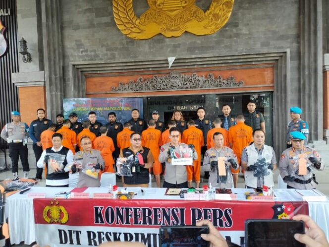
					Kapolda Bali Irjen Pol Daniel Adityajaya S.H., S.I.K., M.Si.,saat memberikan keterangan kepada wartawan dalam konferensi pers. (Foto: Div Humas Polda Bali)