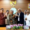 Ketua Dewan Pers, Komaruddin Hidayat, saat menyerahkan kunci kepada Ketua PWI Pusat Akhmad Munir ( Foto : PWI Pusat)
