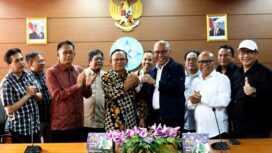Ketua Dewan Pers, Komaruddin Hidayat, saat menyerahkan kunci kepada Ketua PWI Pusat Akhmad Munir ( Foto : PWI Pusat)