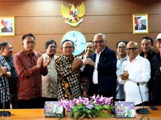 Ketua Dewan Pers, Komaruddin Hidayat, saat menyerahkan kunci kepada Ketua PWI Pusat Akhmad Munir ( Foto : PWI Pusat)