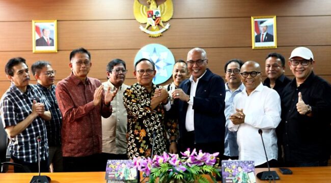 Ketua Dewan Pers, Komaruddin Hidayat, saat menyerahkan kunci kepada Ketua PWI Pusat Akhmad Munir ( Foto : PWI Pusat)