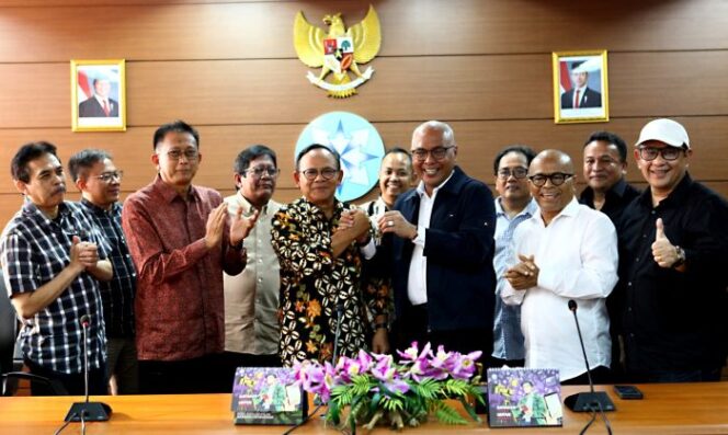 
					Ketua Dewan Pers, Komaruddin Hidayat, saat menyerahkan kunci kepada Ketua PWI Pusat Akhmad Munir ( Foto : PWI Pusat)