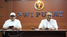 Ketua PWI Pusat Akhmad Munir saat didampingi Sekjen Zulmansyah .S (Foto : PWI Pusat )