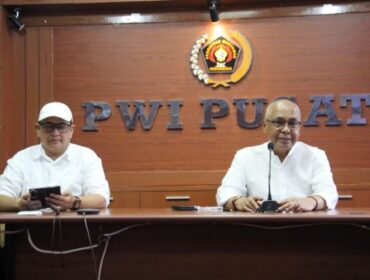 Ketua PWI Pusat Akhmad Munir saat didampingi Sekjen Zulmansyah .S (Foto : PWI Pusat )