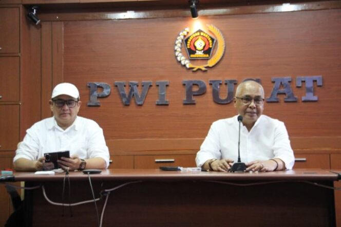 
					Ketua PWI Pusat Akhmad Munir saat didampingi Sekjen Zulmansyah .S (Foto : PWI Pusat )