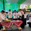 Anggota Komisi VIII DPR RI Dr. KH. Maman Imanulhaq yang juga Pengasuh Ponpes Mumtaz Mizani saat (bersarung) saat menyaksikan pemotongan Tumpeng menandai diresmikanya Ponpes Mumtaz Mizani. (Foto: Ist)