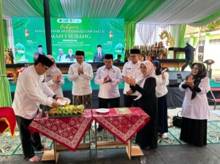 Anggota Komisi VIII DPR RI Dr. KH. Maman Imanulhaq yang juga Pengasuh Ponpes Mumtaz Mizani saat (bersarung) saat menyaksikan pemotongan Tumpeng menandai diresmikanya Ponpes Mumtaz Mizani. (Foto: Ist)