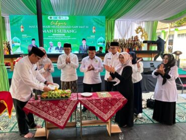 Anggota Komisi VIII DPR RI Dr. KH. Maman Imanulhaq yang juga Pengasuh Ponpes Mumtaz Mizani saat (bersarung) saat menyaksikan pemotongan Tumpeng menandai diresmikanya Ponpes Mumtaz Mizani. (Foto: Ist)
