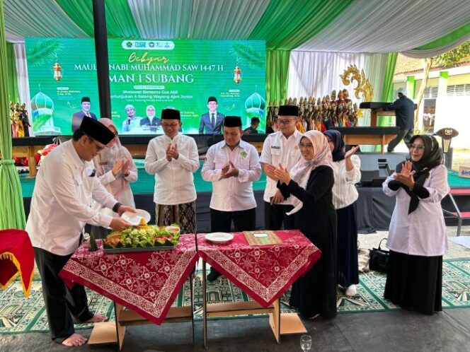 
					Anggota Komisi VIII DPR RI Dr. KH. Maman Imanulhaq yang juga Pengasuh Ponpes Mumtaz Mizani saat (bersarung) saat menyaksikan pemotongan Tumpeng menandai diresmikanya Ponpes Mumtaz Mizani. (Foto: Ist)