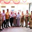 Asisten Administrasi dan Kesejahteraan Rakyat (Asminkesra) Sekko Jakarta Pusat M. Reza Pahlevi  saat foto bersama usai menyerahkan tiga kunci rumah yang rampung di renovasi. (Foto : Kominfotik Jakrta Pusat )