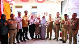 Asisten Administrasi dan Kesejahteraan Rakyat (Asminkesra) Sekko Jakarta Pusat M. Reza Pahlevi  saat foto bersama usai menyerahkan tiga kunci rumah yang rampung di renovasi. (Foto : Kominfotik Jakrta Pusat )