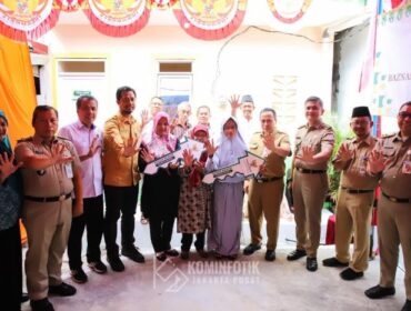 Asisten Administrasi dan Kesejahteraan Rakyat (Asminkesra) Sekko Jakarta Pusat M. Reza Pahlevi  saat foto bersama usai menyerahkan tiga kunci rumah yang rampung di renovasi. (Foto : Kominfotik Jakrta Pusat )