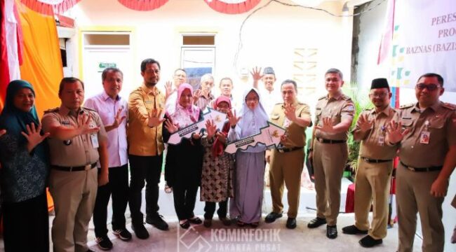 Asisten Administrasi dan Kesejahteraan Rakyat (Asminkesra) Sekko Jakarta Pusat M. Reza Pahlevi  saat foto bersama usai menyerahkan tiga kunci rumah yang rampung di renovasi. (Foto : Kominfotik Jakrta Pusat )