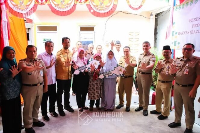 Asisten Administrasi dan Kesejahteraan Rakyat (Asminkesra) Sekko Jakarta Pusat M. Reza Pahlevi  saat foto bersama usai menyerahkan tiga kunci rumah yang rampung di renovasi. (Foto : Kominfotik Jakrta Pusat )