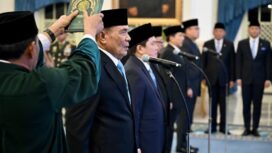  Djamari Chaniago  saat dilantik Presiden Prabowo sebagai Menko Polkam. (Foto: Setneg)