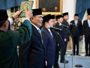  Djamari Chaniago  saat dilantik Presiden Prabowo sebagai Menko Polkam. (Foto: Setneg)