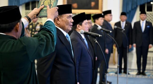 Djamari Chaniago  saat dilantik Presiden Prabowo sebagai Menko Polkam. (Foto: Setneg)
