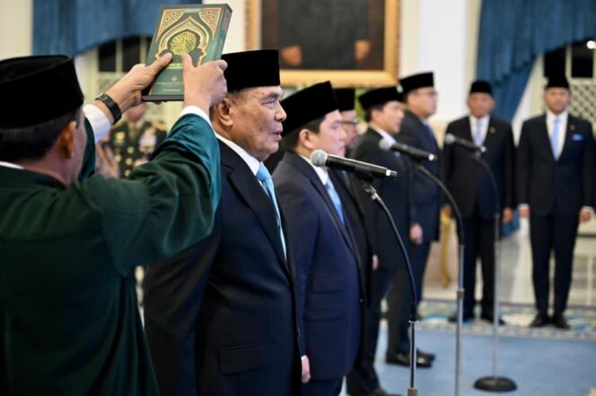 
					 Djamari Chaniago  saat dilantik Presiden Prabowo sebagai Menko Polkam. (Foto: Setneg)