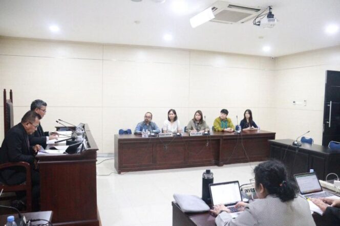 
					Suasana jalannya sidang KPPU yang nenyidangkan transaksi pengambilalihan saham yang melibatkan Tokopedia, perusahaan yang bergerak di bidang perdagangan elektronik (marketplace dan e-commerce) oleh TikTok. (Foto : KPPU)