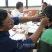 Salah saeorang staf Sudin Sosial Jakarta Pusat saat menberikan batuan alat pendengaran kepada pengemudi Ojol tuna rungu. (Foto; Kominfotik Jakpus)