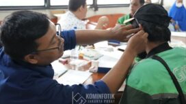 Salah saeorang staf Sudin Sosial Jakarta Pusat saat menberikan batuan alat pendengaran kepada pengemudi Ojol tuna rungu. (Foto; Kominfotik Jakpus)