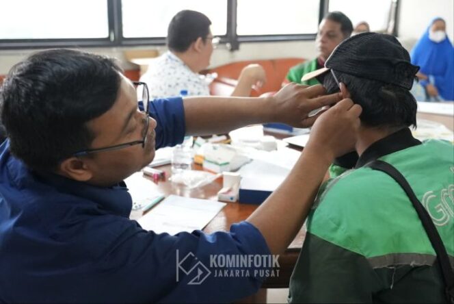 
					Salah saeorang staf Sudin Sosial Jakarta Pusat saat menberikan batuan alat pendengaran kepada pengemudi Ojol tuna rungu. (Foto; Kominfotik Jakpus)