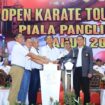 Wakil Panglima TNI Jenderal TNI Tandyo Budi R saat menutup secara resmi Open Karate Tournament Piala Panglima TNI Tahun 2025 . (puspen TNI)