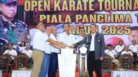 Wakil Panglima TNI Jenderal TNI Tandyo Budi R saat menutup secara resmi Open Karate Tournament Piala Panglima TNI Tahun 2025 . (puspen TNI)