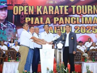 Wakil Panglima TNI Jenderal TNI Tandyo Budi R saat menutup secara resmi Open Karate Tournament Piala Panglima TNI Tahun 2025 . (puspen TNI)