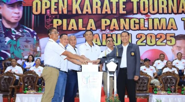 Wakil Panglima TNI Jenderal TNI Tandyo Budi R saat menutup secara resmi Open Karate Tournament Piala Panglima TNI Tahun 2025 . (puspen TNI)