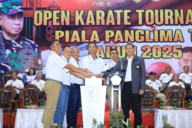 
					Wakil Panglima TNI Jenderal TNI Tandyo Budi R saat menutup secara resmi Open Karate Tournament Piala Panglima TNI Tahun 2025 . (puspen TNI)