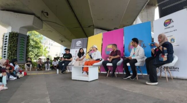 Salah satu acara puncak World Cleanup Day Indonesia, Talk Show yang menghadirkan pemateri Carolus Bregas Pranoto (Katadata Green), Wahid (Sekolah Adiwiyata), dan Nur Rakhmah Latifah (Waste4Change) dan Leader World Cleanup Day Indonesia Andy Bahari. (Foto : Ist)