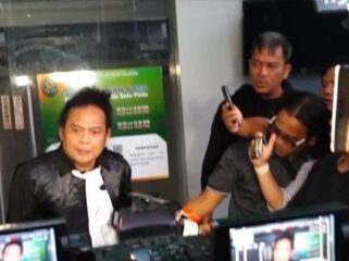 Kuasa Hukum Fariz RM, Deolipa Yumara saat memberikan keterangan kepada awak media usai sidang putusan. (Foto : Sirhan/Jejaknarasi.id)