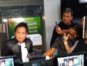 Kuasa Hukum Fariz RM, Deolipa Yumara saat memberikan keterangan kepada awak media usai sidang putusan. (Foto : Sirhan/Jejaknarasi.id)