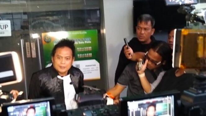 
					Kuasa Hukum Fariz RM, Deolipa Yumara saat memberikan keterangan kepada awak media usai sidang putusan. (Foto : Sirhan/Jejaknarasi.id)