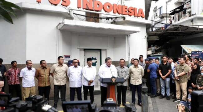 Menko Perekonomian Airlangga Hartarto saat meluncurkan  Program BLT Kesra dan Magang Lulusan Perguruan Tinggi. (Foto : Sesneg) 