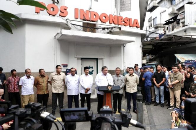 
					Menko Perekonomian Airlangga Hartarto saat meluncurkan  Program BLT Kesra dan Magang Lulusan Perguruan Tinggi. (Foto : Sesneg) 