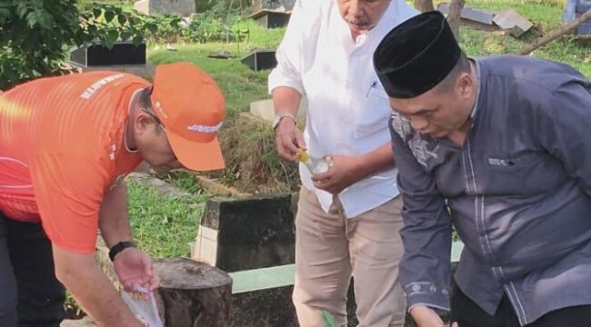 Wali Kota Jakarta Pusat Arifin saat menabur bunga di pusara orang tuanya di dampingi Ketua Pokja PWI  Wali Kota Jakarta Pusat Helm i AR (Kopiah Hitam). (Foto: PWI Jakpus)