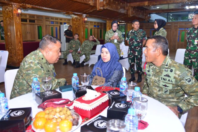 
					Prajurit Marinir TNI AL Gugur di Medan Tugas, Keluarga Terima Santunan