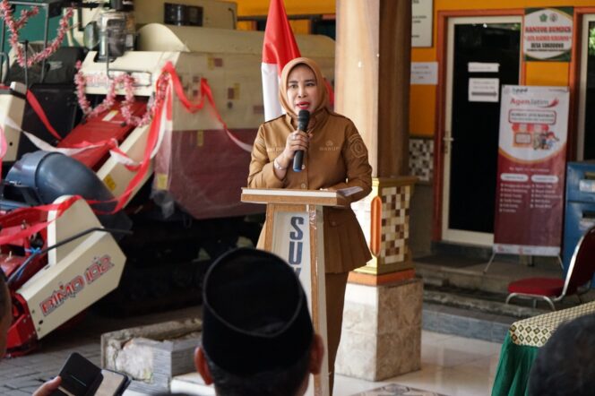 
					Wabup Sidoarjo Serahkan Bantuan Combine Harvester Kepada Gapoktan Desa Sukodono