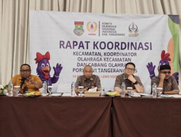 (kiri ke kanan) Sekretaris KONI Kabupaten Tangerang Adang Akbarudin, Ketua KONI Kabupaten Tangerang Eka Wibayu, Ketua Organizing Committe Porkab VI Tangerang Taufik Emil bersama Ketua Sterring Committe Hadisa Masyhur dalam rapat koordinasi bersama Camat dan KOK beberapa waktu lalu. (Foto: Istimewa)