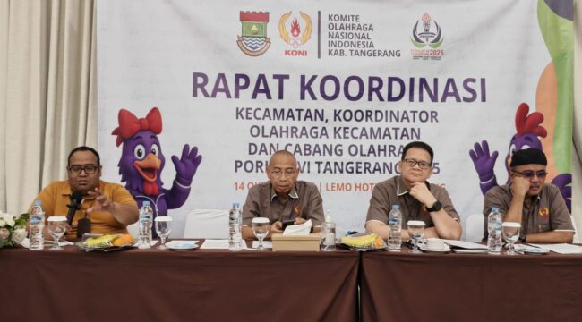(kiri ke kanan) Sekretaris KONI Kabupaten Tangerang Adang Akbarudin, Ketua KONI Kabupaten Tangerang Eka Wibayu, Ketua Organizing Committe Porkab VI Tangerang Taufik Emil bersama Ketua Sterring Committe Hadisa Masyhur dalam rapat koordinasi bersama Camat dan KOK beberapa waktu lalu. (Foto: Istimewa)
