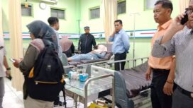 Salah satu korban keracunan MBG di Kabupaten Agam, Sumatera Barat sedang mendapatkan perawatan medis. (Foto: Istimewa)