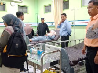 Salah satu korban keracunan MBG di Kabupaten Agam, Sumatera Barat sedang mendapatkan perawatan medis. (Foto: Istimewa)