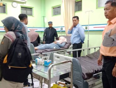 Salah satu korban keracunan MBG di Kabupaten Agam, Sumatera Barat sedang mendapatkan perawatan medis. (Foto: Istimewa)