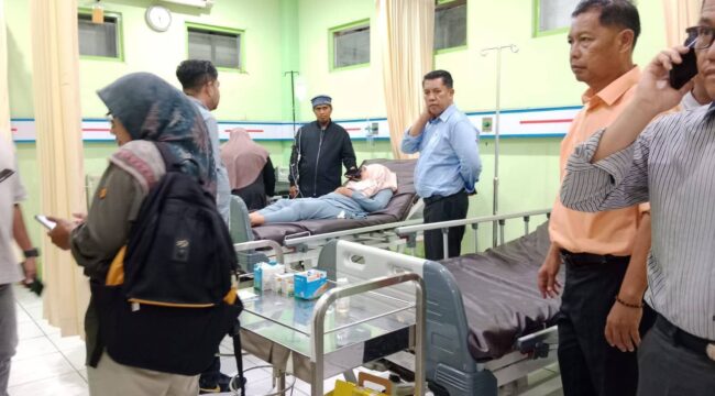 Salah satu korban keracunan MBG di Kabupaten Agam, Sumatera Barat sedang mendapatkan perawatan medis. (Foto: Istimewa)