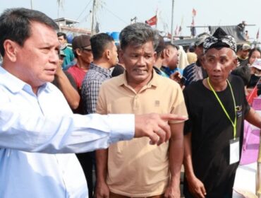 Bupati Tangerang, Maesyal Rasyid saat hadir di acara pesta  laut masyarakat nelayan di desa surya bahari. (Foto: Istimewa)