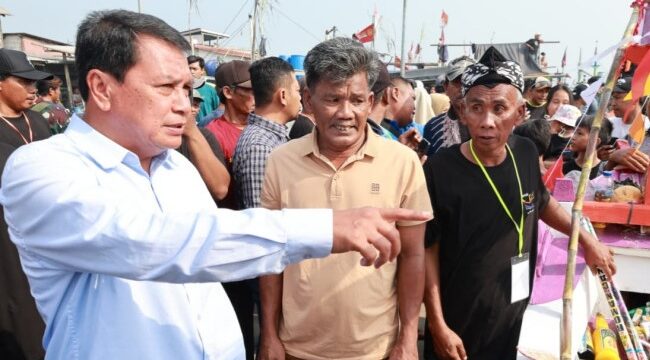 Bupati Tangerang, Maesyal Rasyid saat hadir di acara pesta  laut masyarakat nelayan di desa surya bahari. (Foto: Istimewa)